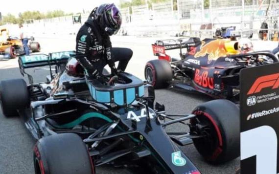 Hamilton se lleva el Gran Premio de España; ´Checo´, por penalización, en quinto