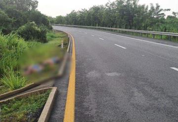 Hallan apilados seis cuerpos sin vida en la carretera Coatzacoalcos-Villahermosa