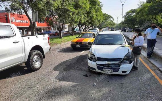 Pierde el control de su vehículo y choca contra patrulla en Ruiz Cortines