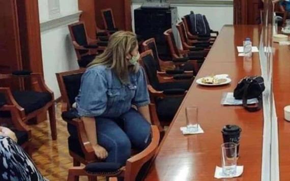 Madre desesperada se amarra a silla en la sala de juntas de la CNDH para pedir justicia por su hija