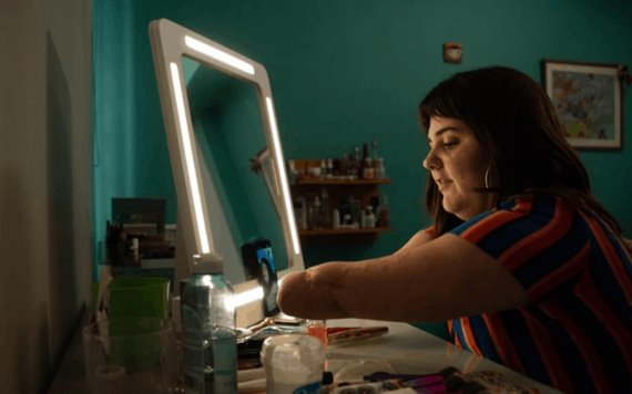 Chica se viraliza en redes sociales por su técnica de maquillaje con brazos amputados