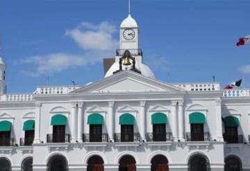 Por recorte de aguinaldo, maestros de la UJAT se manifiestan en Palacio de Gobierno