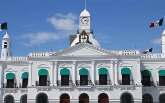 Por recorte de aguinaldo, maestros de la UJAT se manifiestan en Palacio de Gobierno