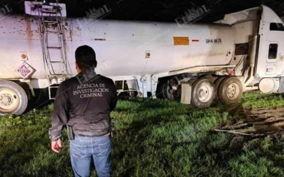 FGR investiga tracto camión abandonado con 28 mil litros de hidrocarburo