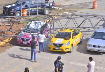 Cae "pluma de grúa" sobre vehículos en Av. universidad