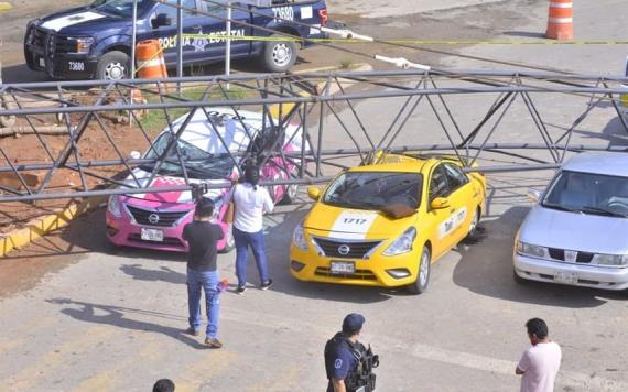 Cae "pluma de grúa" sobre vehículos en Av. universidad