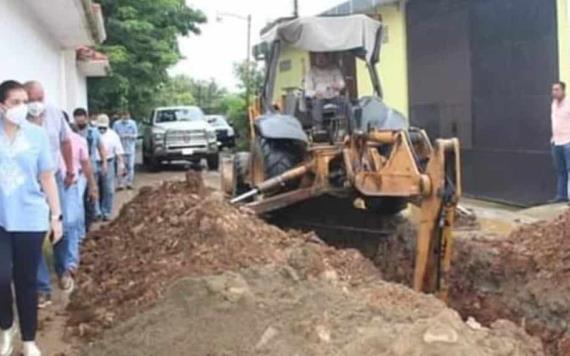 Supervisan avances de los trabajos en las obras de pavimentación en el municipio de Teapa