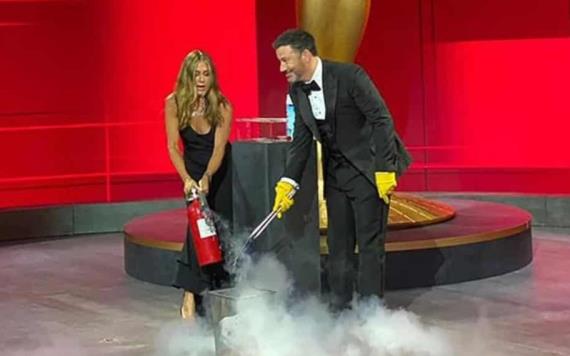 VIDEO: Broma se sale de control, Jennifer Aniston tuvo que apagar fuego por travesura