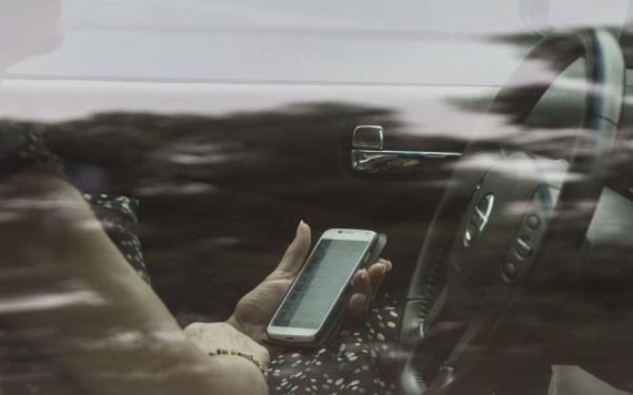 Prohíben a automovilistas usar celular en carreteras