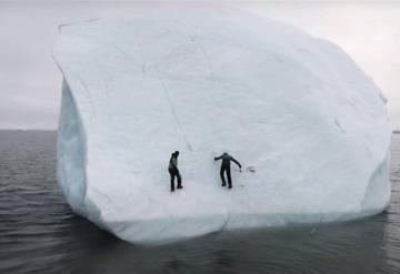 Video: Iceberg se vuelca con dos exploradores encima