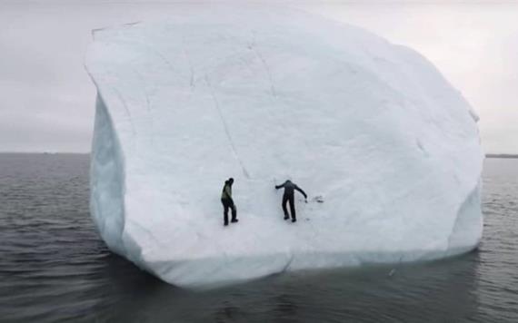 Video: Iceberg se vuelca con dos exploradores encima