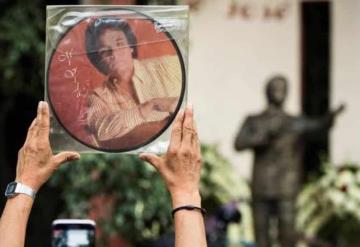 Con flores, homenajean a José José en Clavería