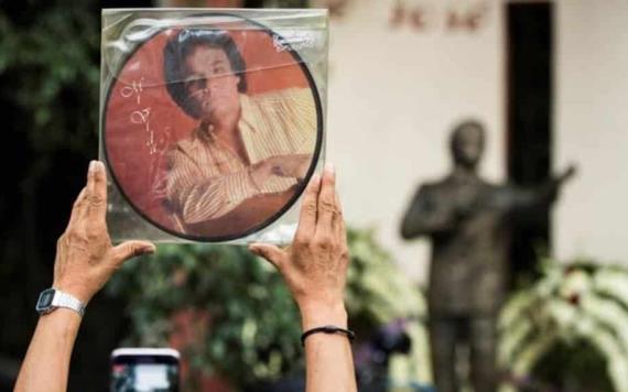 Con flores, homenajean a José José en Clavería