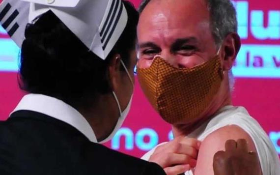 López-Gatell se vacuna contra influenza en plena conferencia de prensa
