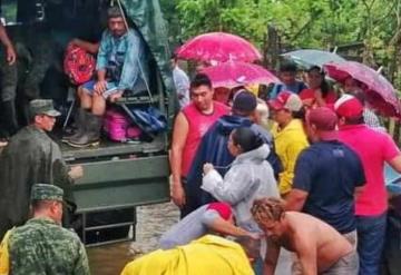 Evacuan a familias de Puyacatengo en Tacotalpa