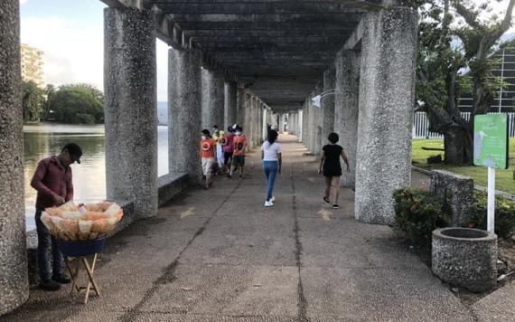 A punto de una desgracia, tabasqueños se fotografían con los cocodrilos en el Tomas Garrido