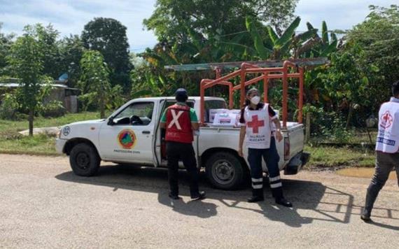 Cruz Roja entrega ayuda humanitaria en zonas afectadas por las lluvias en Tabasco