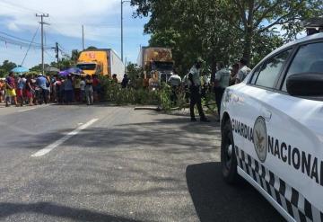 Realizan bloqueos en Tabasco; piden ser censados para apoyo por inundaciones