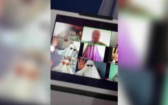 Alumnos sorprenden a su maestro disfrazados de fantasma durante clase en línea