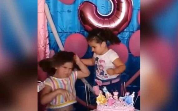 Crean piñatas de las hermanas que pelean en el cumpleaños