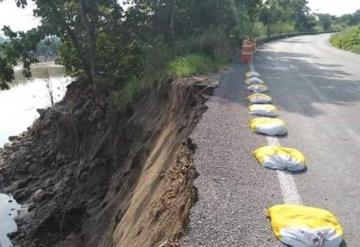 Río de la Sierra afecta carretera Jalapa-Tacotalpa