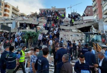 Sube a 62 el número de muertos en Turquía tras terremoto de 6.8