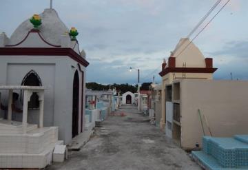 Amanecen cerrados panteones en Día de Muertos