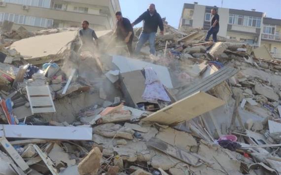 Rescatan a niña de 3 años bajo escombros tras terremoto en Turquía