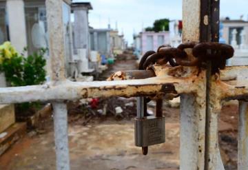 Desolados y cerrados se encuentran los panteones de Villahermosa