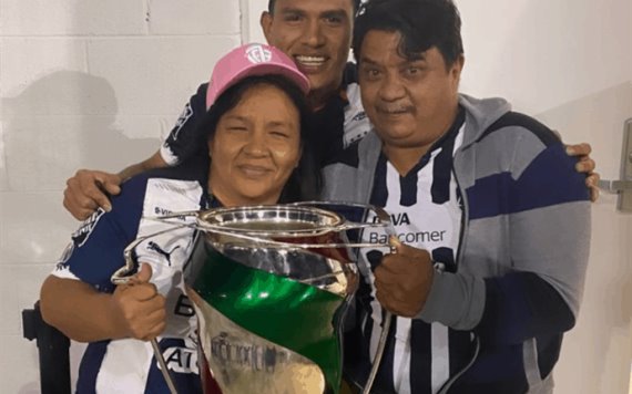 Festejó su título con sus padres