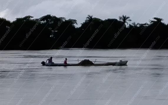 En plena creciente Hombres cuervo sacan arena del fondo del Usumacinta