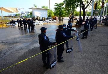 Policías cortan el paso a curiosos