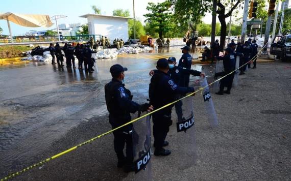 Policías cortan el paso a curiosos