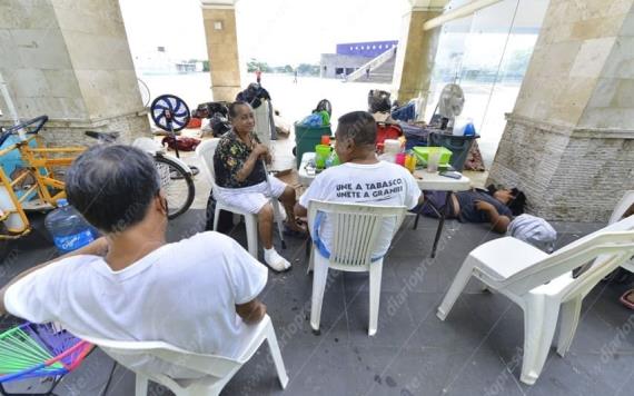 Ante incertidumbre improvisan refugios en Plaza de Armas y Tabscoop
