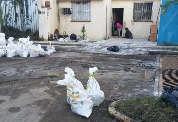 Habitantes afectadas por inundación en el fraccionamiento Lagunas inician trabajos de limpieza