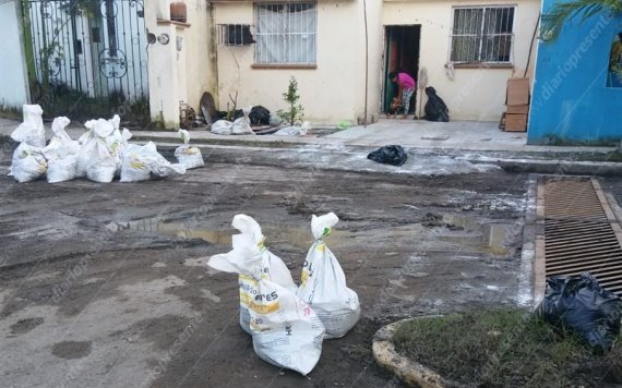 Habitantes afectadas por inundación en el fraccionamiento Lagunas inician trabajos de limpieza