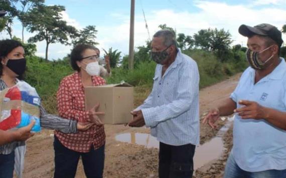 Presidenta del DIF de Balancán entrega ayuda alimentaria enviada del Gobierno de la República