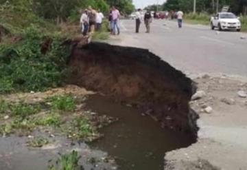 Por socavón bloquean carretera a Aquiles Serdán