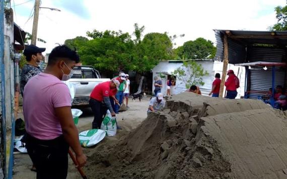 Con costales, buscan contener al "mono sagrado" en colonia zapotal