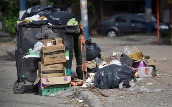 Con tristeza y enojo desechan sus bienes a la basura por los estragos de la inundación