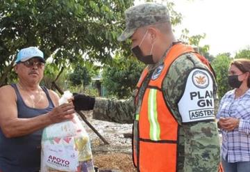 Gobiernos federal y estatal continúan llevando ayuda humanitaria a familias afectadas