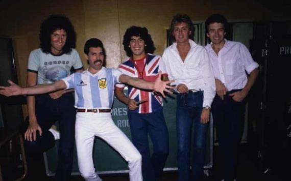 ¡Momento histórico! Freddie Mercury y Maradona en el mismo escenario