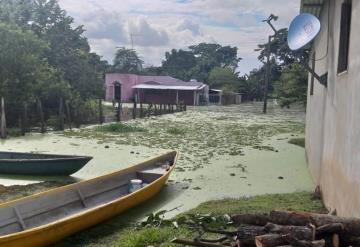 Evacuan a familias de zonas inundadas en Balancán