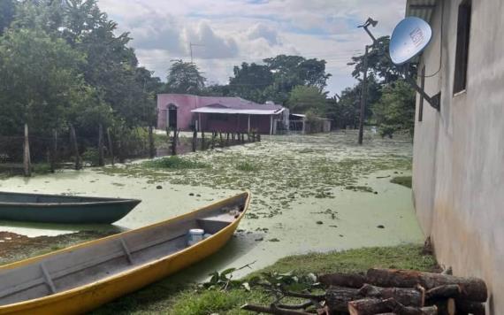 Evacuan a familias de zonas inundadas en Balancán