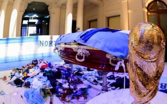 ¡Indignante! Empleado de funeraria filtra imagen de Maradona en su ataúd