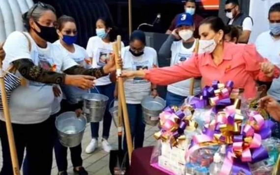 Alcaldesa de Guaymas entrega palas y cubetas a madres de desaparecidos; la nombran #LadyPalas