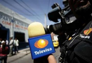 VIDEO: Reportero de Televisa protege a su micrófono con preservativo