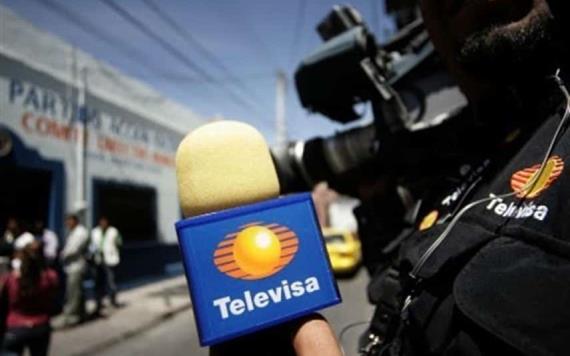 VIDEO: Reportero de Televisa protege a su micrófono con preservativo