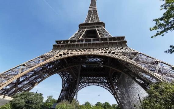 Subastan un tramo de escalera de la Torre Eiffel; este fue su precio