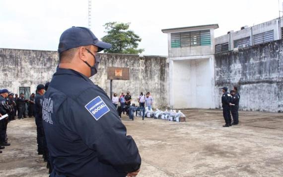Entregan uniformes a elementos policíacos en Jalapa